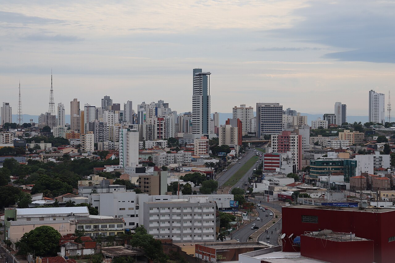 Vista de Cuiabá, Mato Grosso, a partir do centro em direção ao bairro Araés, com prédios altos e avenida arborizada